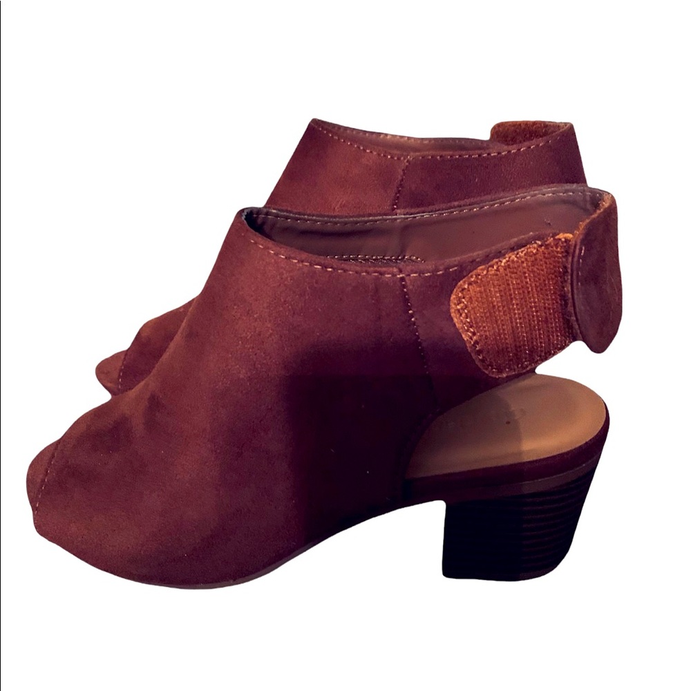 Peep toe bootie